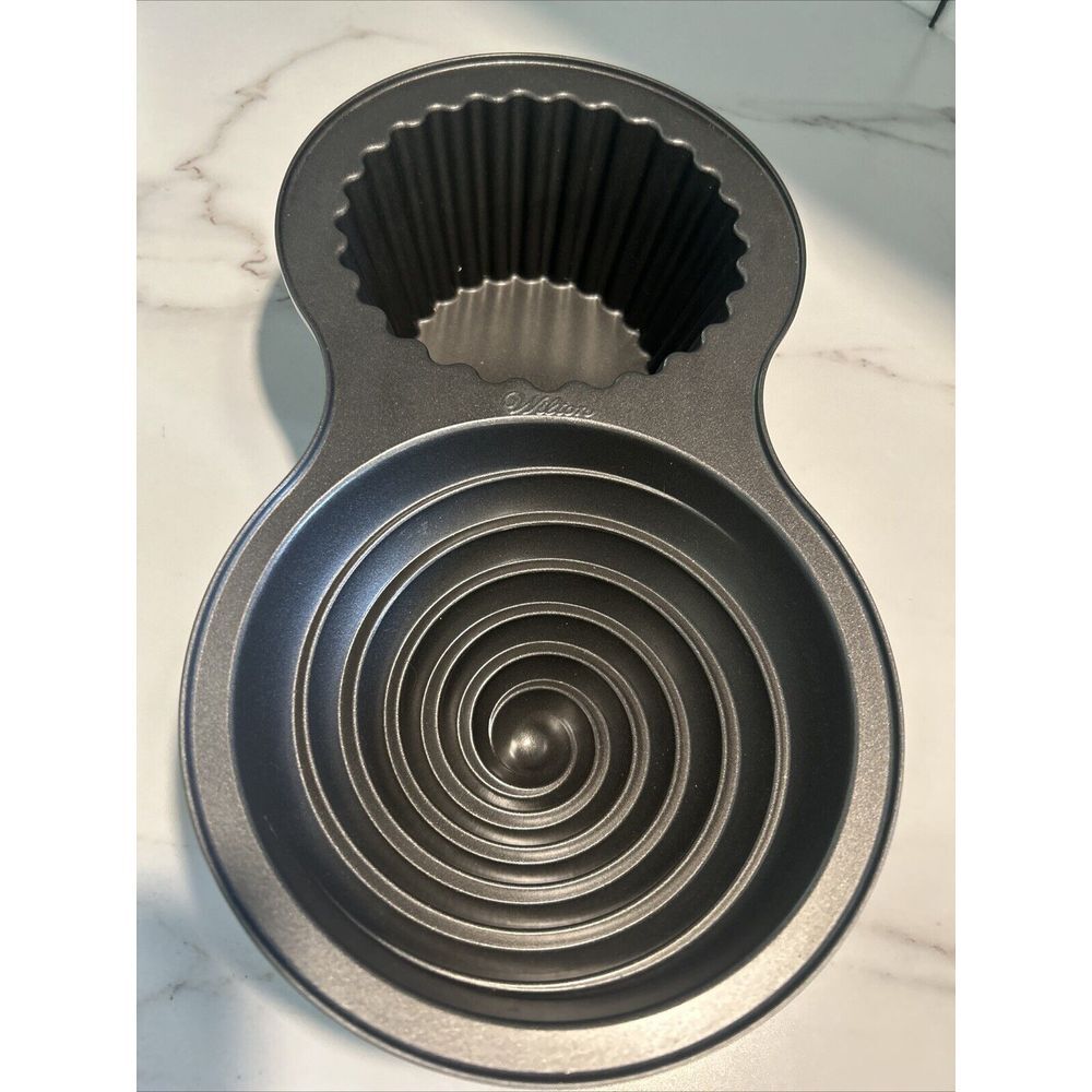 Wilton‎ Giant Cupcake Pan 3-D Non-Stick Birthday Swirl - Excellent Condition